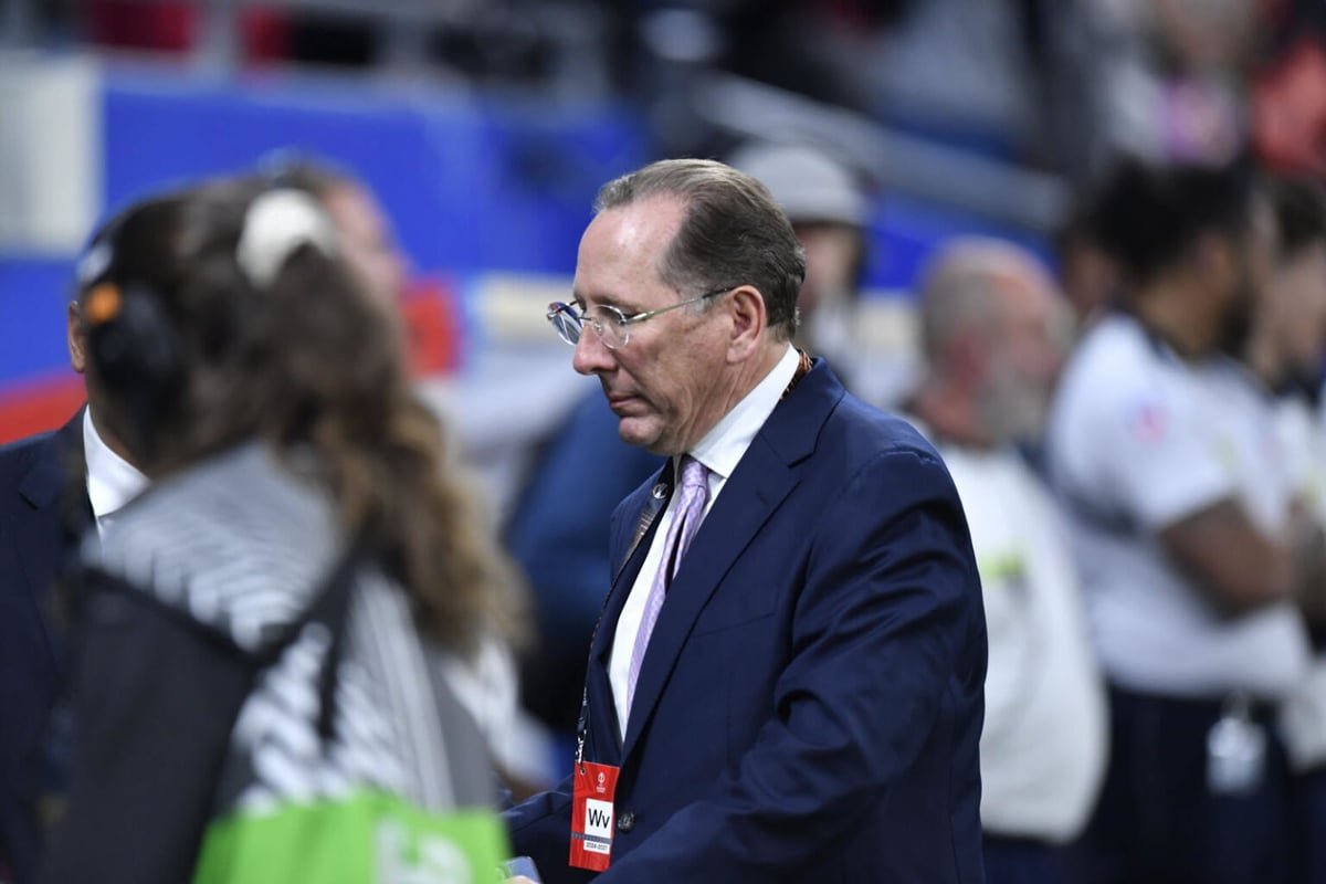 Disfarce Descoberto! Afastado, John Textor se Infiltra no Meio da Torcida do Botafogo
