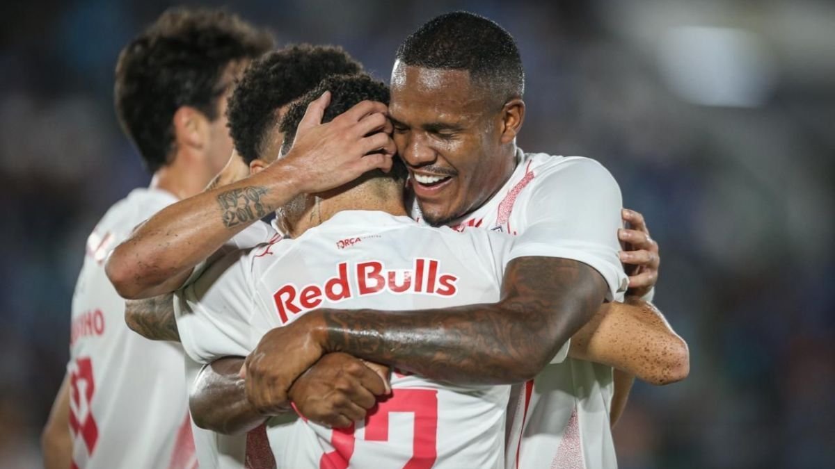 Bragantino vence o Internacional e segue firme entre os líderes do Brasileirão