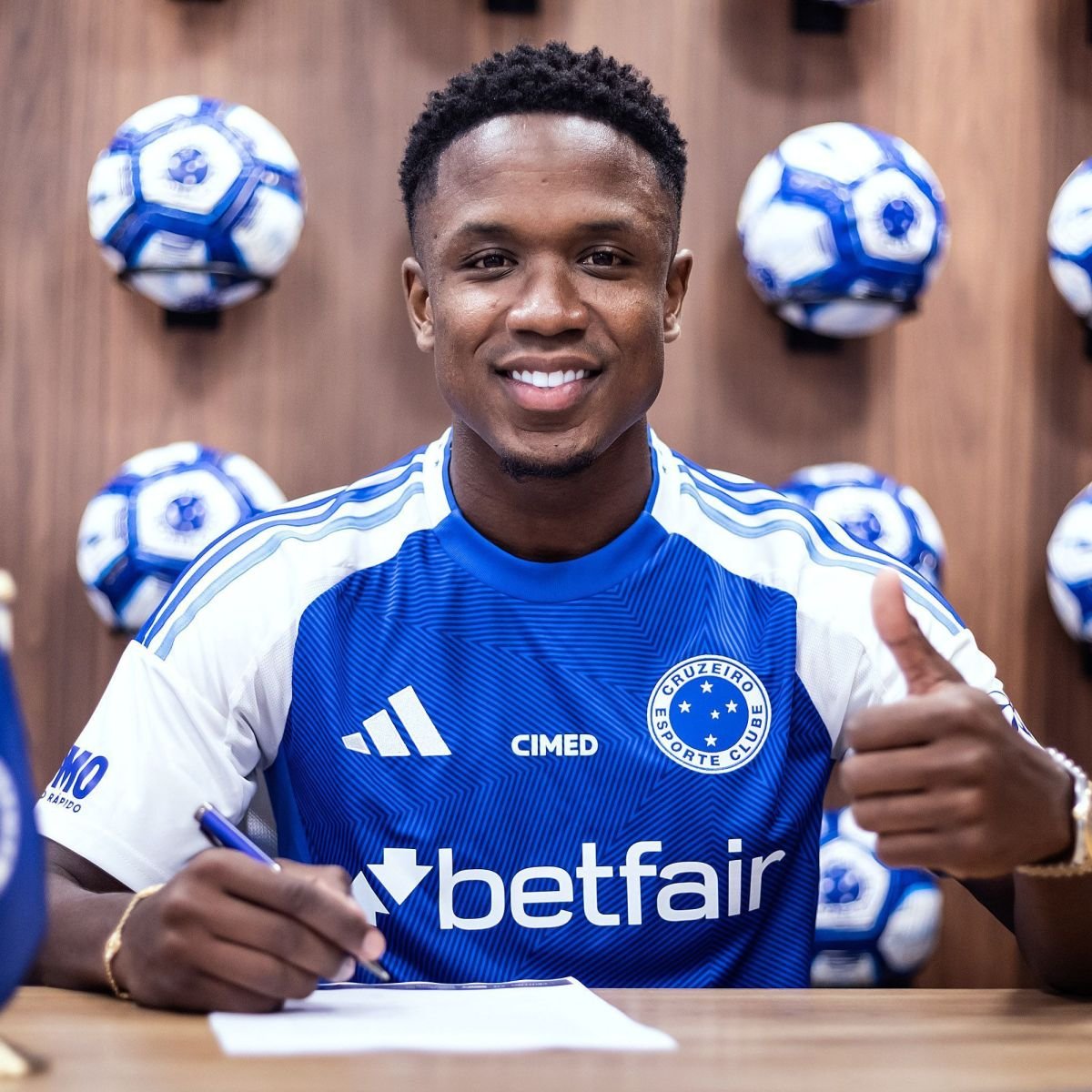 Cruzeiro oficializa compra de Sinisterra e garante colombiano até 2028