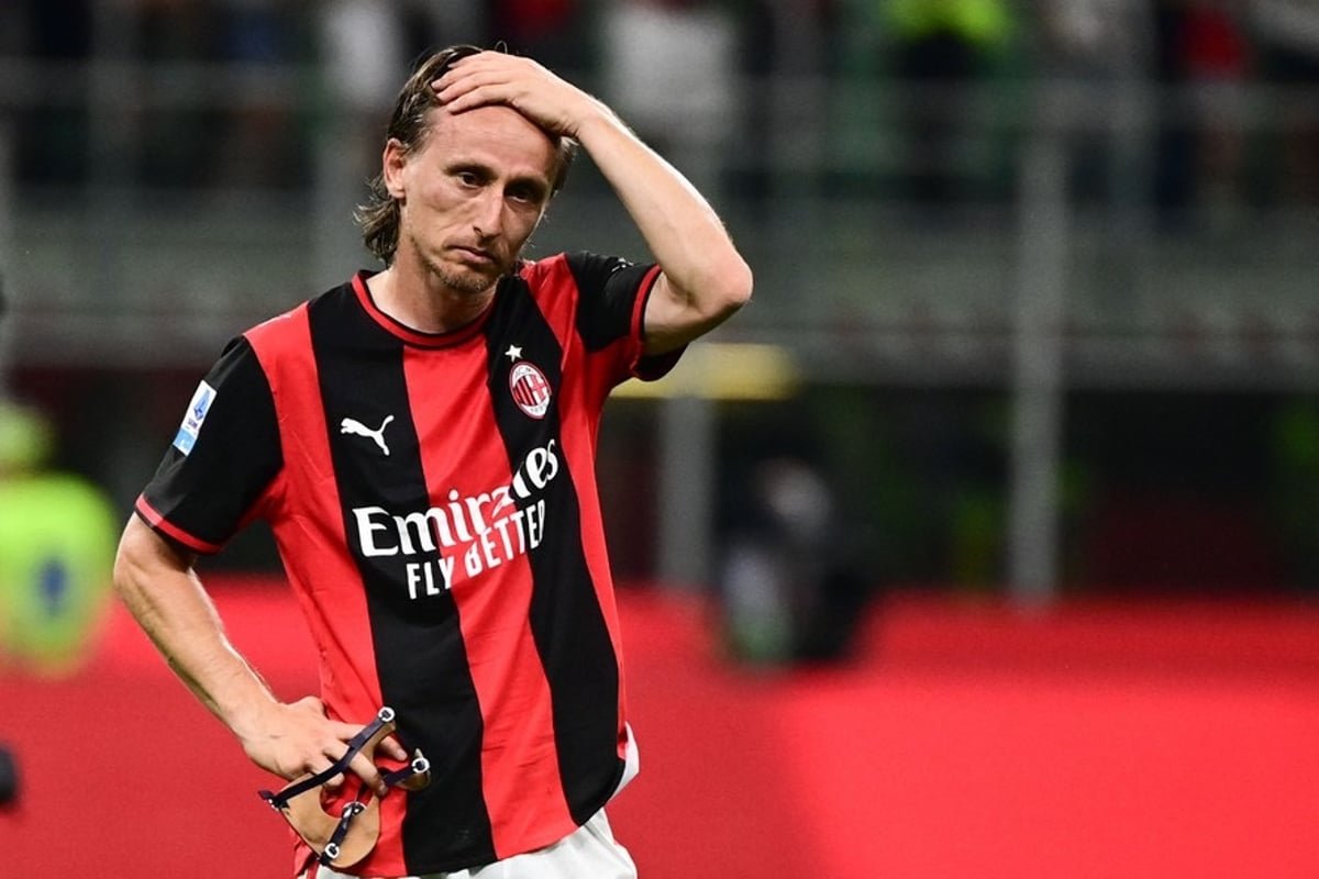 Milan promove grande reformulação após fracasso e demite técnico e dirigentes