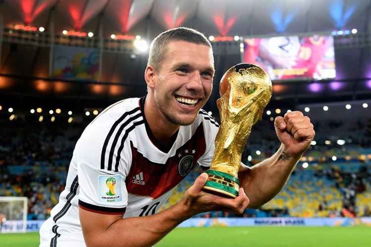 Fim de carreira: Podolski anuncia aposentadoria e vira dono do clube do coração