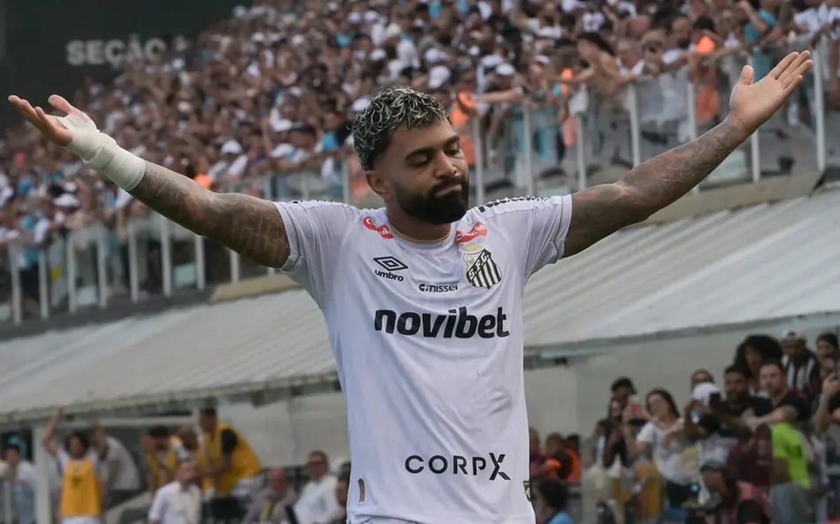 Torcida protesta e Gabigol é alvo de cusparadas após empate do Santos