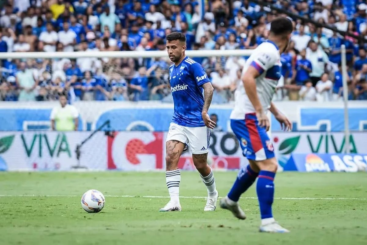 Jogador do Cruzeiro deixa partida após cuspir sangue e é levado ao hospital