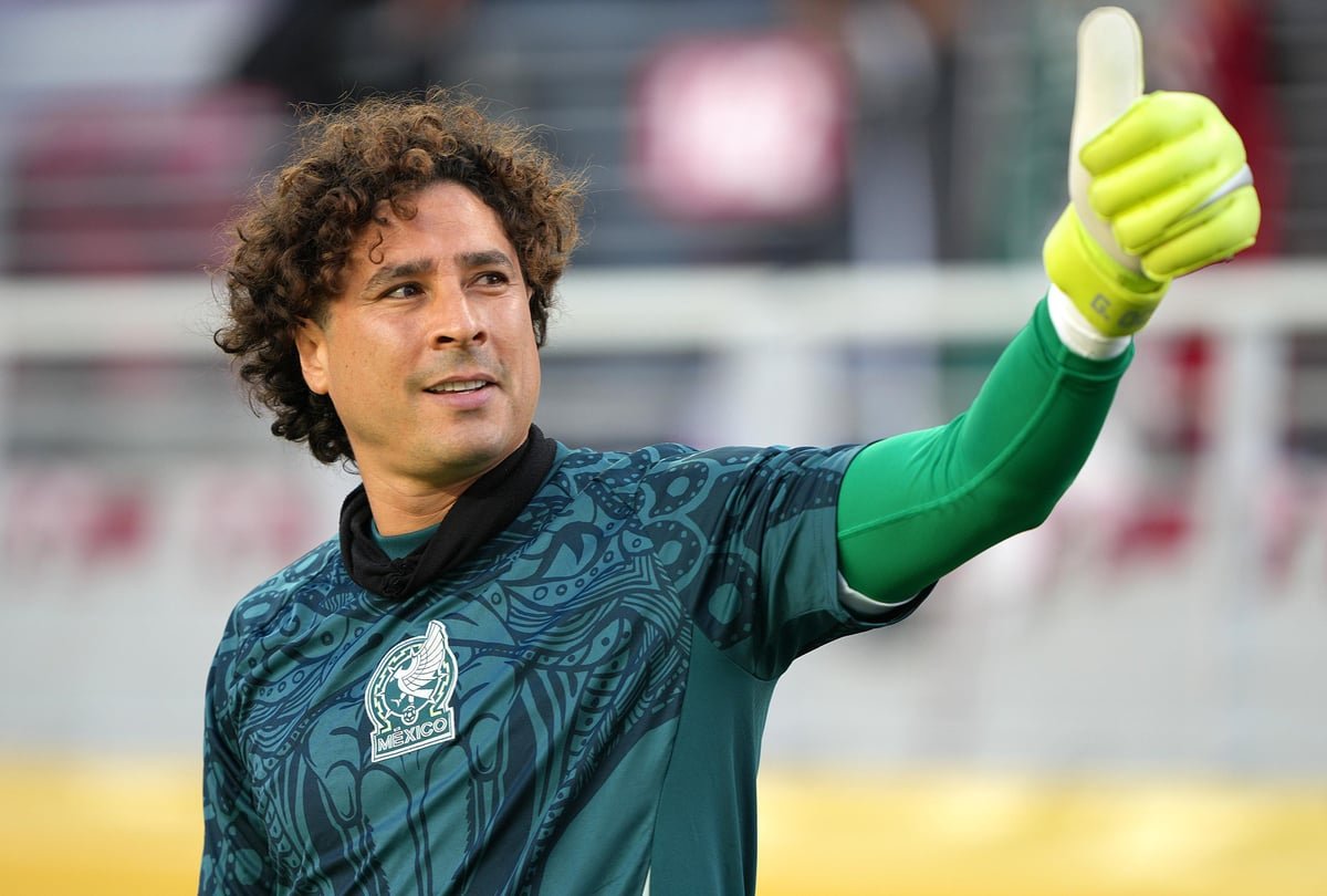 Ochoa quebra recorde e chega à sexta Copa do Mundo cercado por admiração e questionamentos