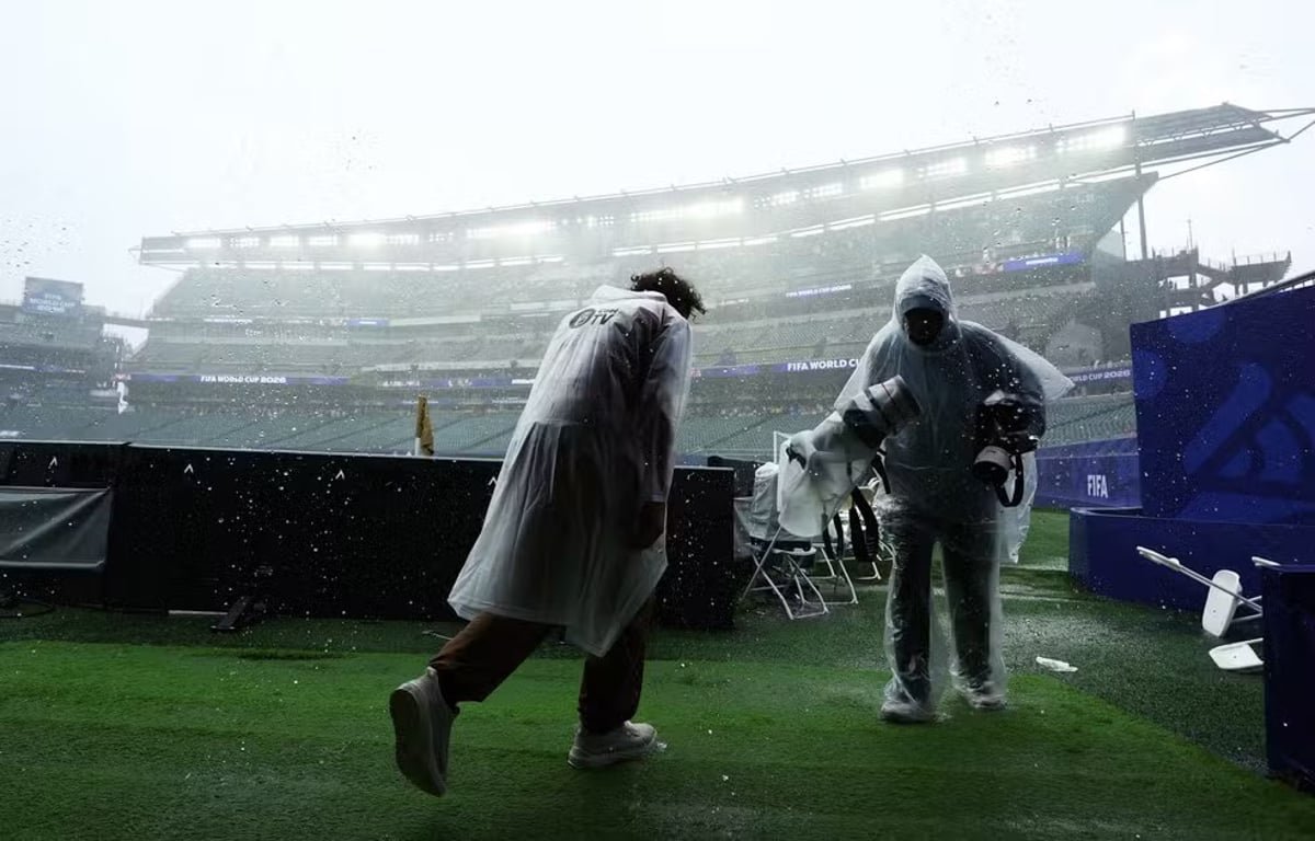 Tempestade com raios paralisa jogo entre França e Iraque na Copa do Mundo