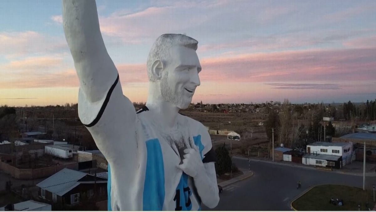 Estátua gigante de Messi viraliza e divide opiniões na Argentina: “Quem aprovou isso?”