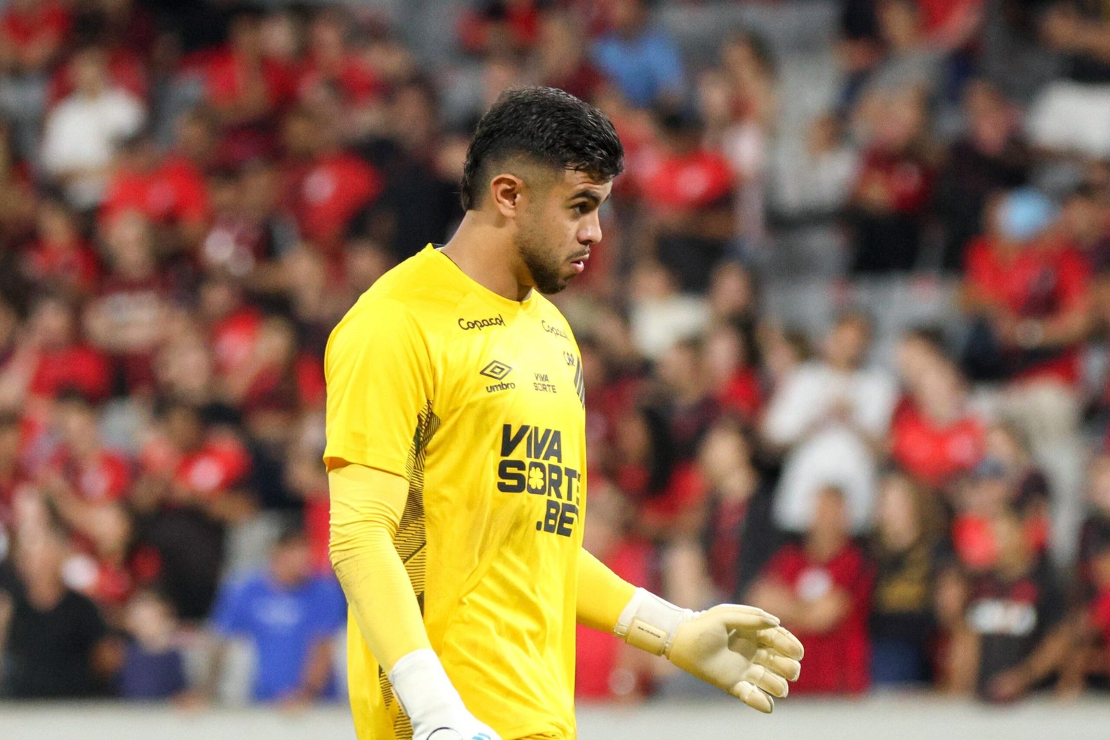 Athletico enfrenta instabilidade no gol e busca recuperar segurança defensiva