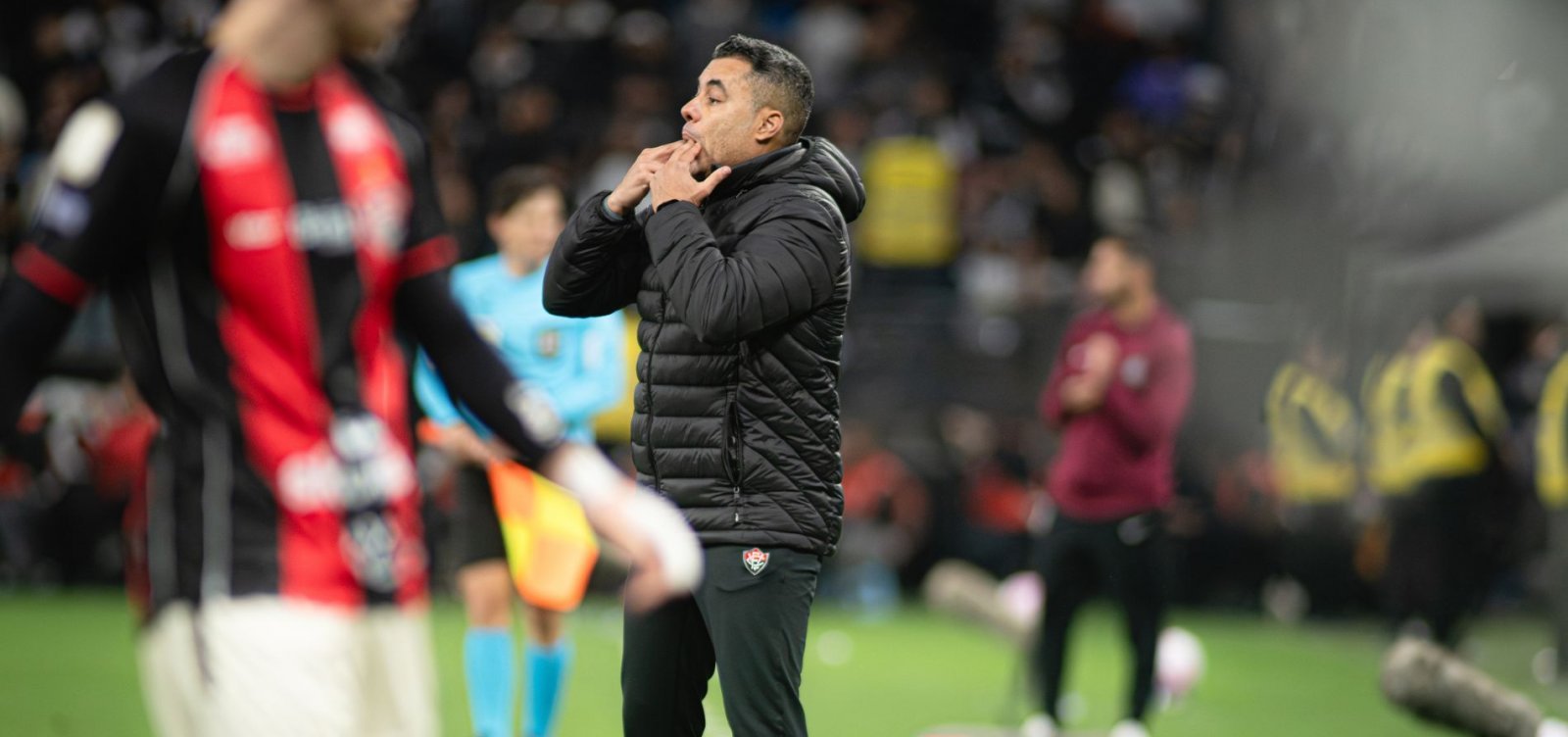 Jair Ventura valoriza ponto do Vitória contra o Corinthians na luta por permanência