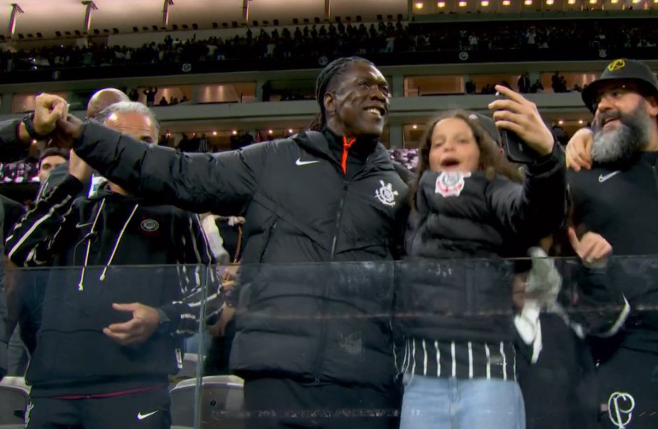 Seedorf vai à arquibancada e vive empate do Corinthians ao lado da torcida