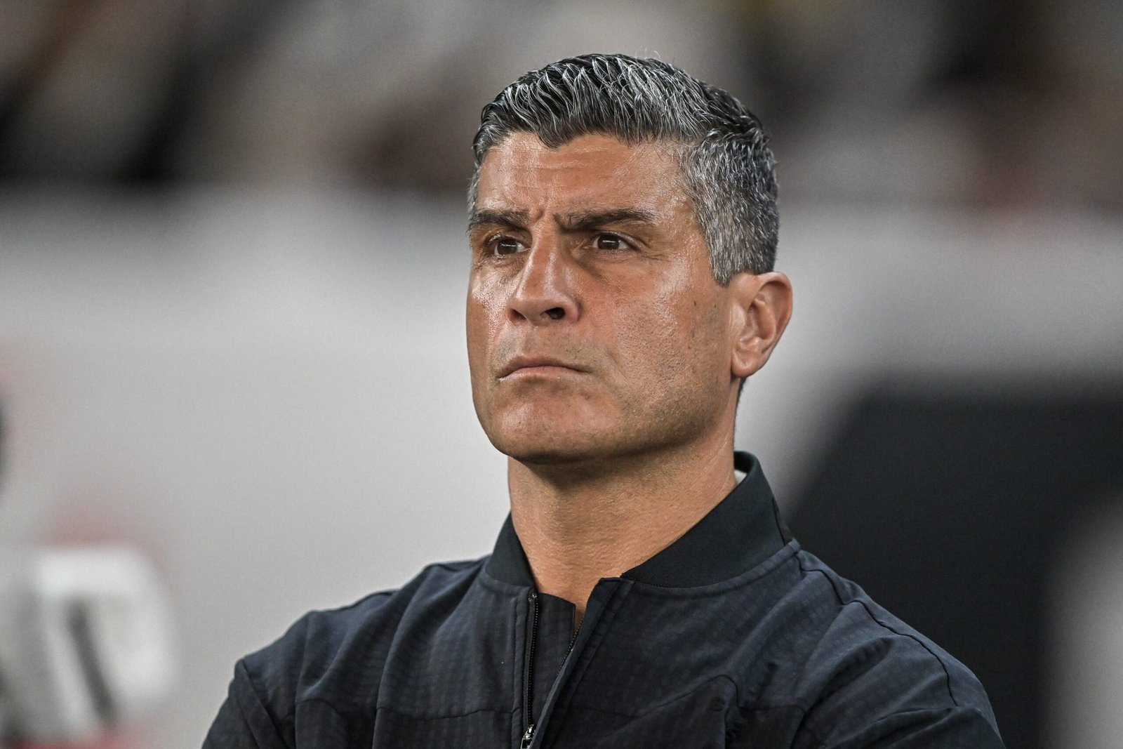Derrota do Vasco para o Flamengo aumenta cobrança sobre escolhas de Pedro Emanuel