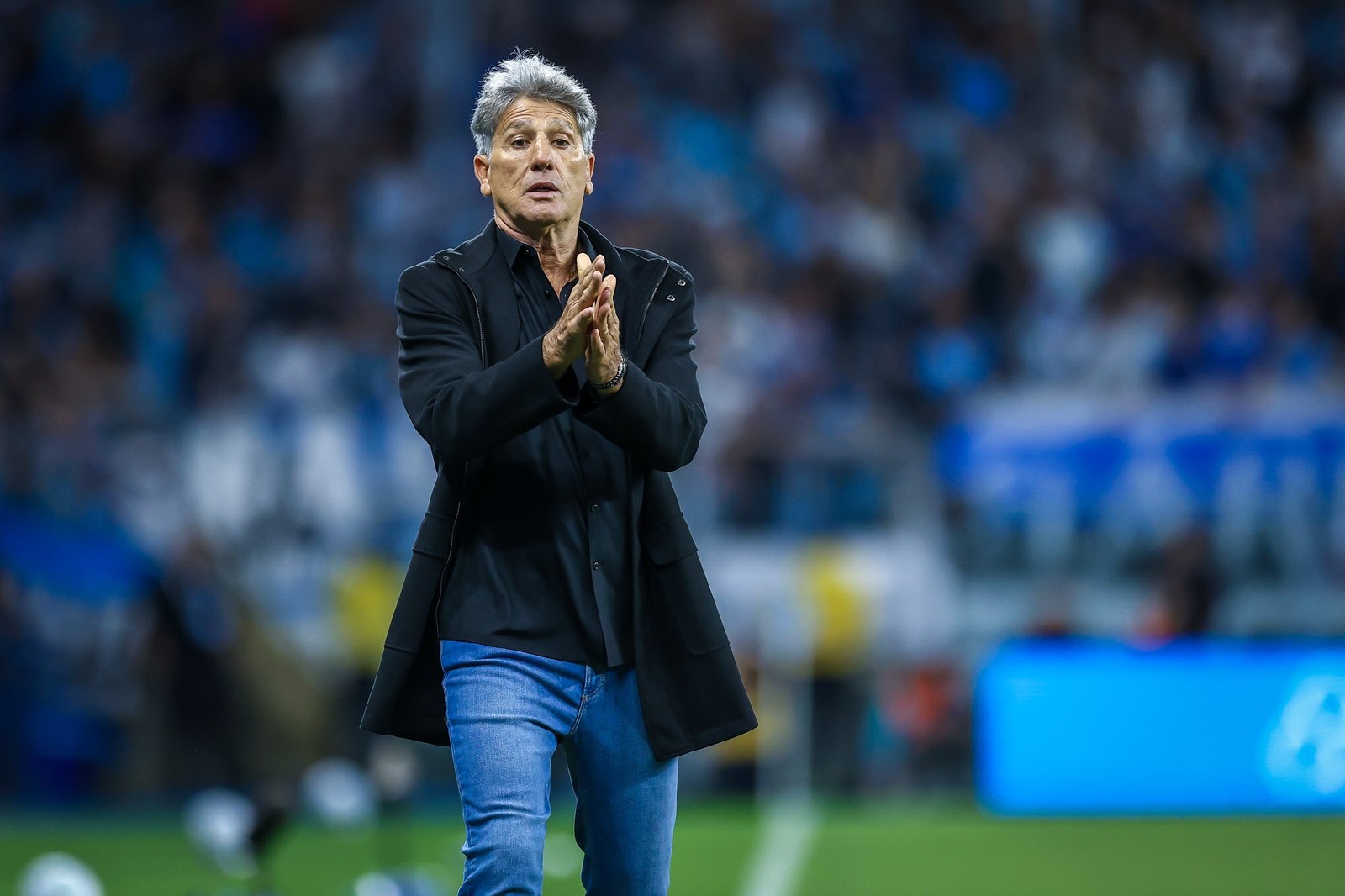 Grêmio bate Athletico por 2 a 0 e deixa a zona de rebaixamento