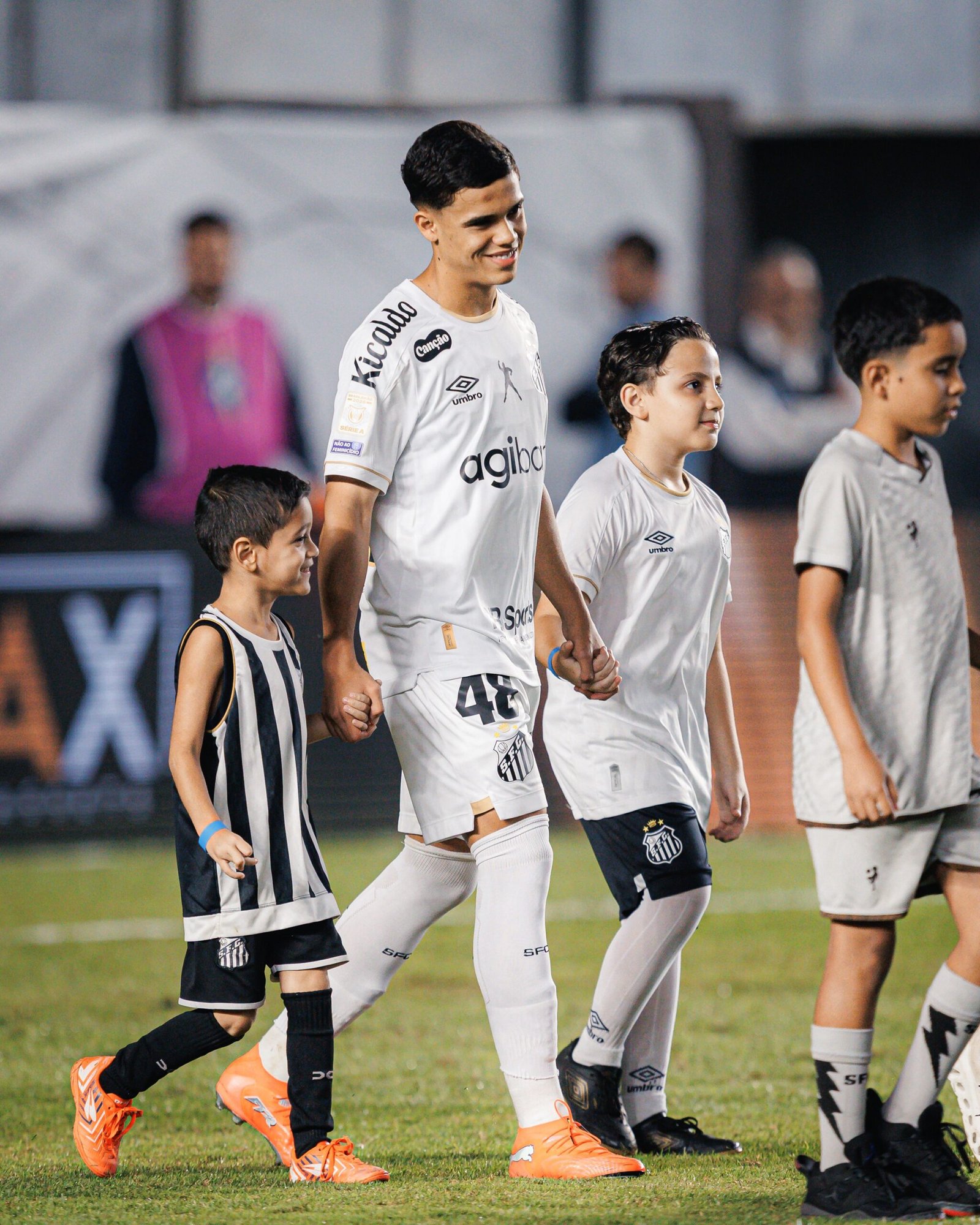 Gustavo Henrique recebe elogios de Cuca e Rodinei após clássico do Santos