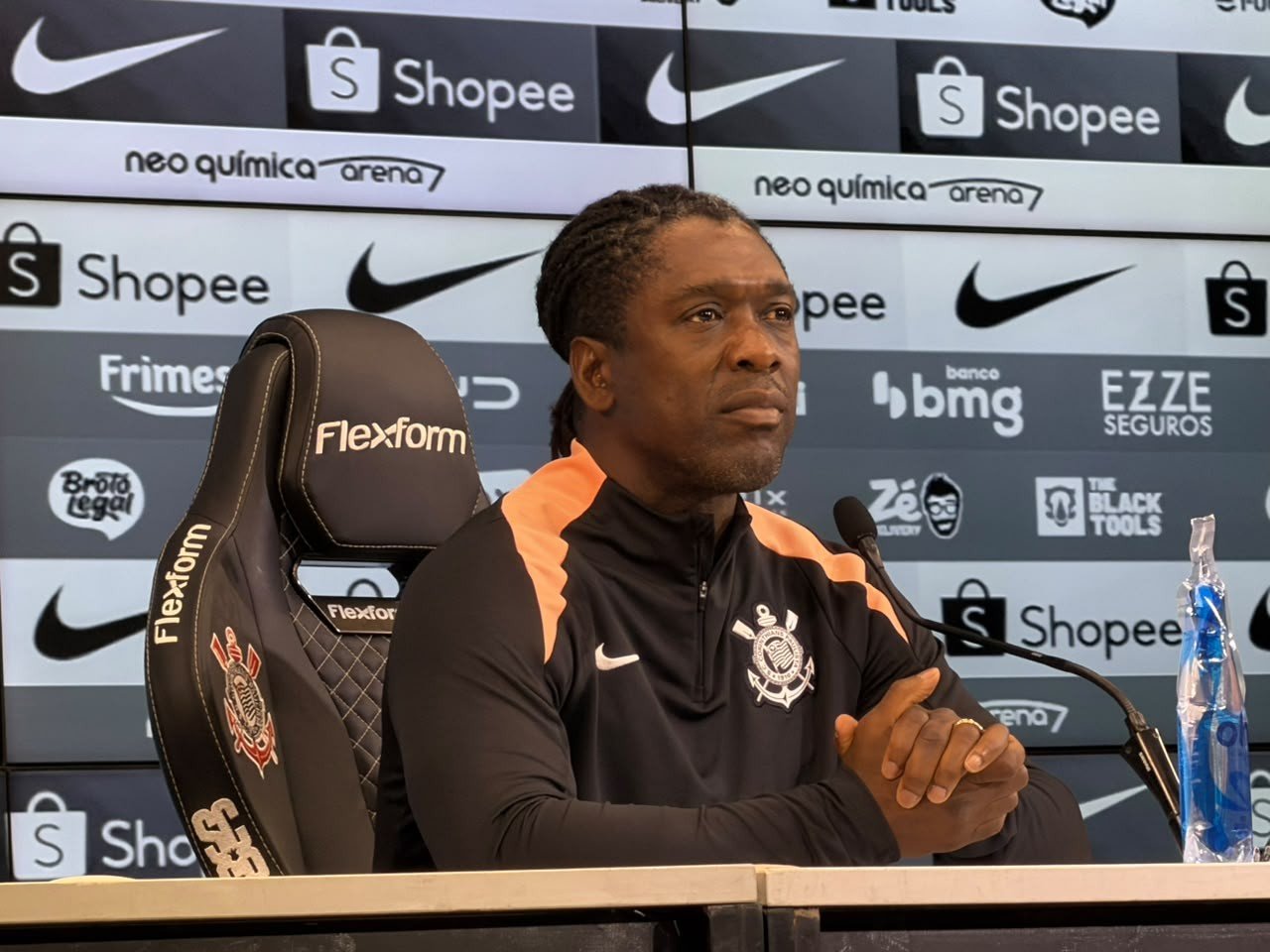 Seedorf projeta possível retorno de Memphis no clássico contra o São Paulo