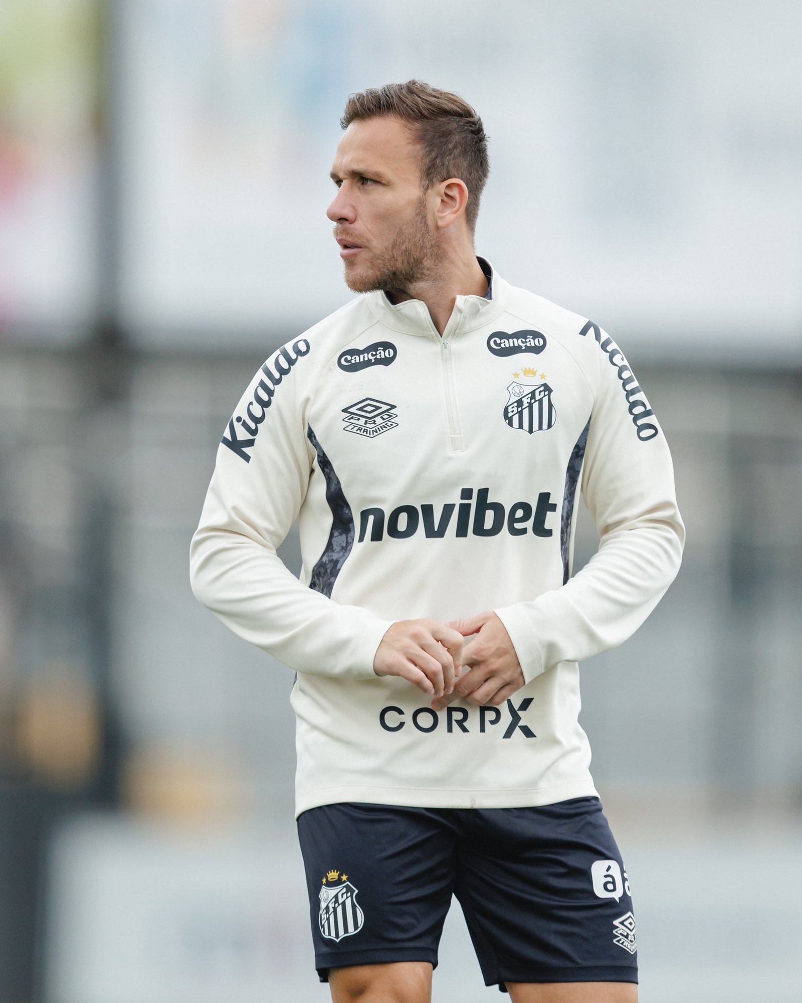 Santos espera contar com Arthur diante do Bragantino; Escobar segue como dúvida